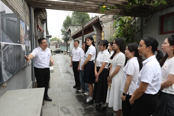 北京大中小学思政教师赴实践教学基地现场备课。北京市教委供图