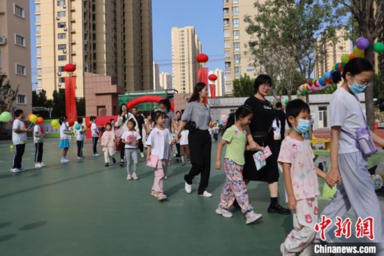 图为衡水市新苑小学，小学一年级新生佩戴“梦想徽章”后，步入校园 。王天祥 摄